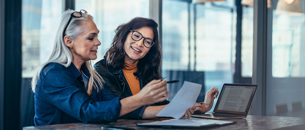 Dame expliquant le fonctionnement des cours